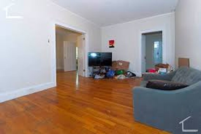 Building Photo - Large 5 Bedroom Unit in Brookline. Steps f...