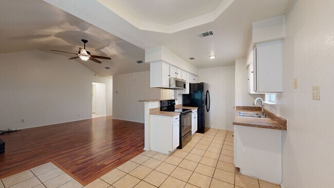 Building Photo - FREE JANUARY RENT!!!! REDUCED $1,375