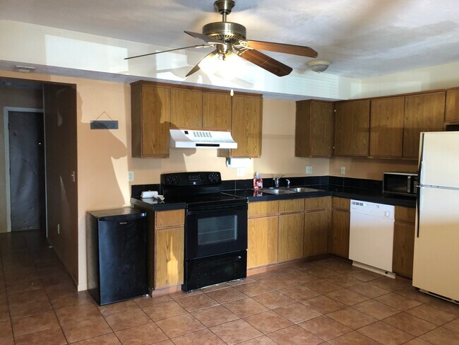 Kitchen - 1549 Whitehall Blvd