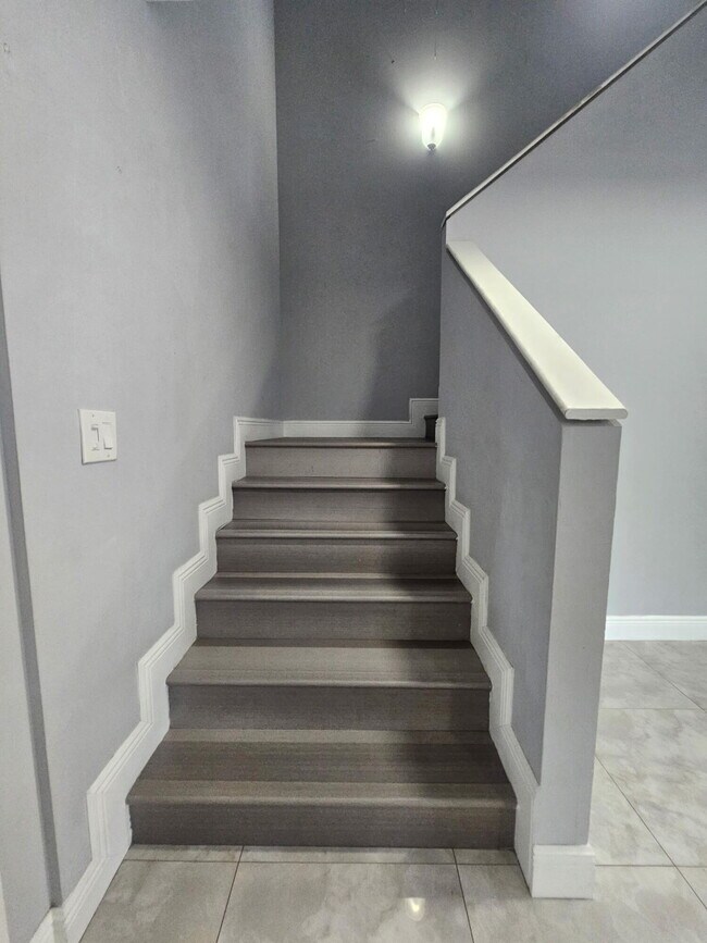 Building Photo - 331 Cypress Way W