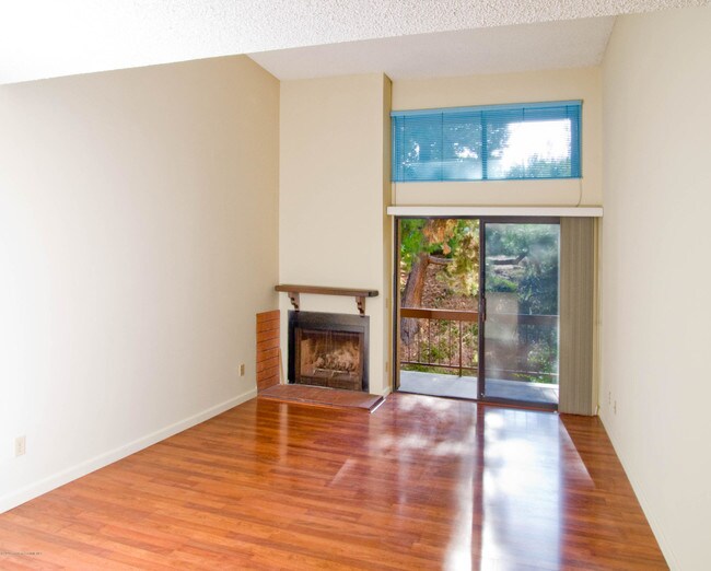 Building Photo - 898 Temple Terrace