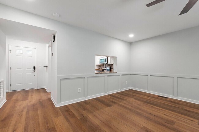 Building Photo - Rare Find: Updated and Modern End-Unit Tow...