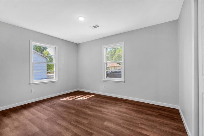 Building Photo - 107 E Elm St