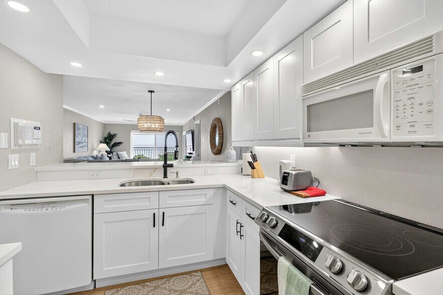 Building Photo - 5201 Gulf of Mexico Dr