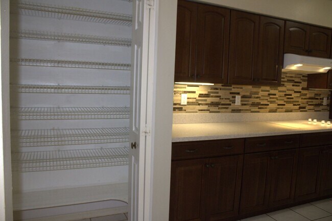 Building Photo - 3/2/3 Spring Hill Home