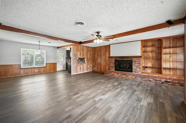 Building Photo - 302 Young Dr
