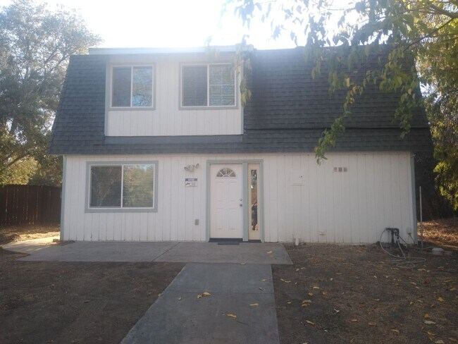 Building Photo - 2 Bedroom Single Family Home in Loomis-Bring your Animals!