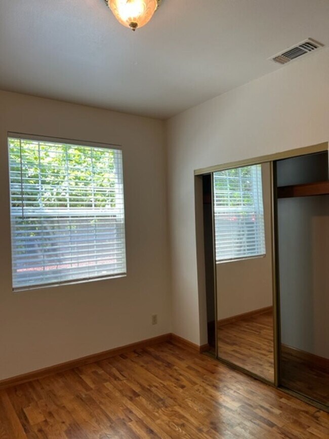 Building Photo - Beautiful Single Story home in Carmichael, 4+2, Large living area, 2 garages.