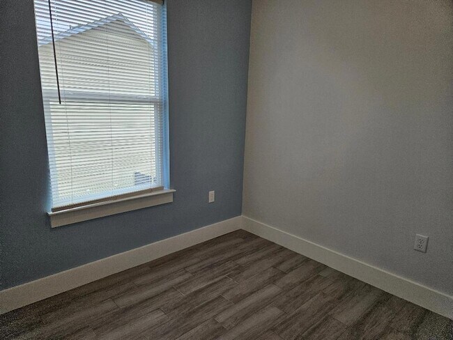 Building Photo - 305 Anderson St