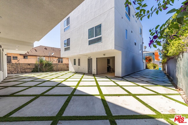 Building Photo - 5436 Romaine St