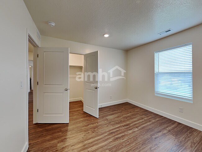 Building Photo - 1205 Wagon Way