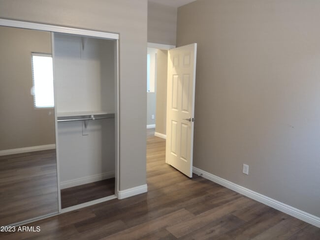 Building Photo - 466 E Yellow Wood Ave