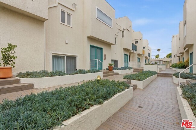 Building Photo - 811 21st St