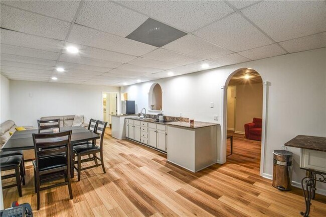 Building Photo - 1865 Oak Tree Hollow