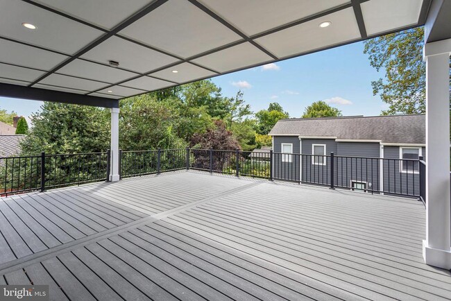 Building Photo - 1733 Chain Bridge Rd