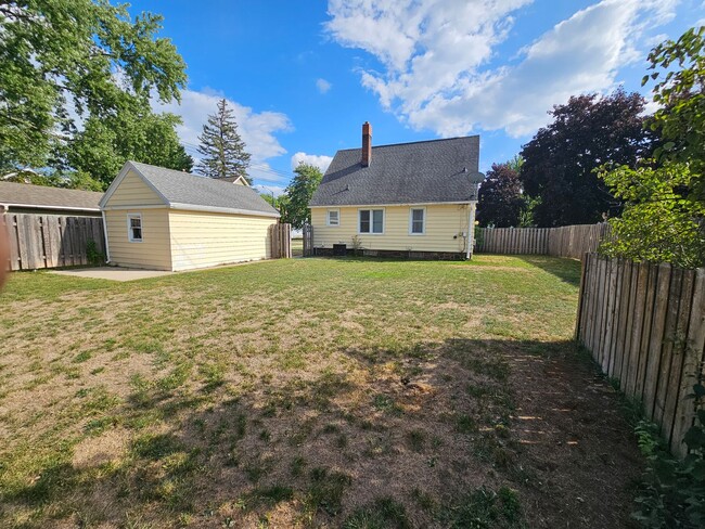 Building Photo - 3 Bed 1 Bath Single Family Home in Wiscons...