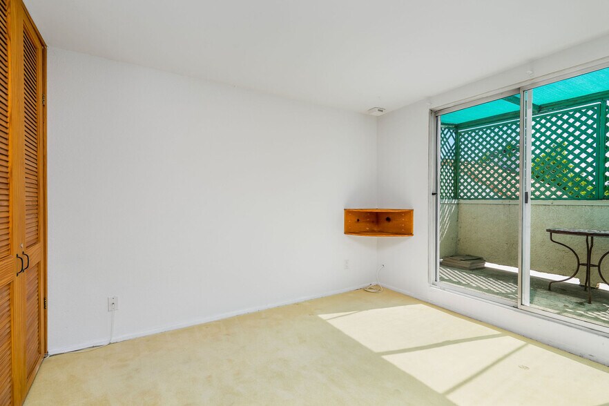 Building Photo - 5420 Sylmar Ave
