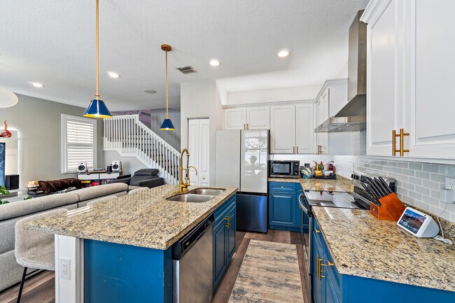 Building Photo - 6024 Pine Tree Way