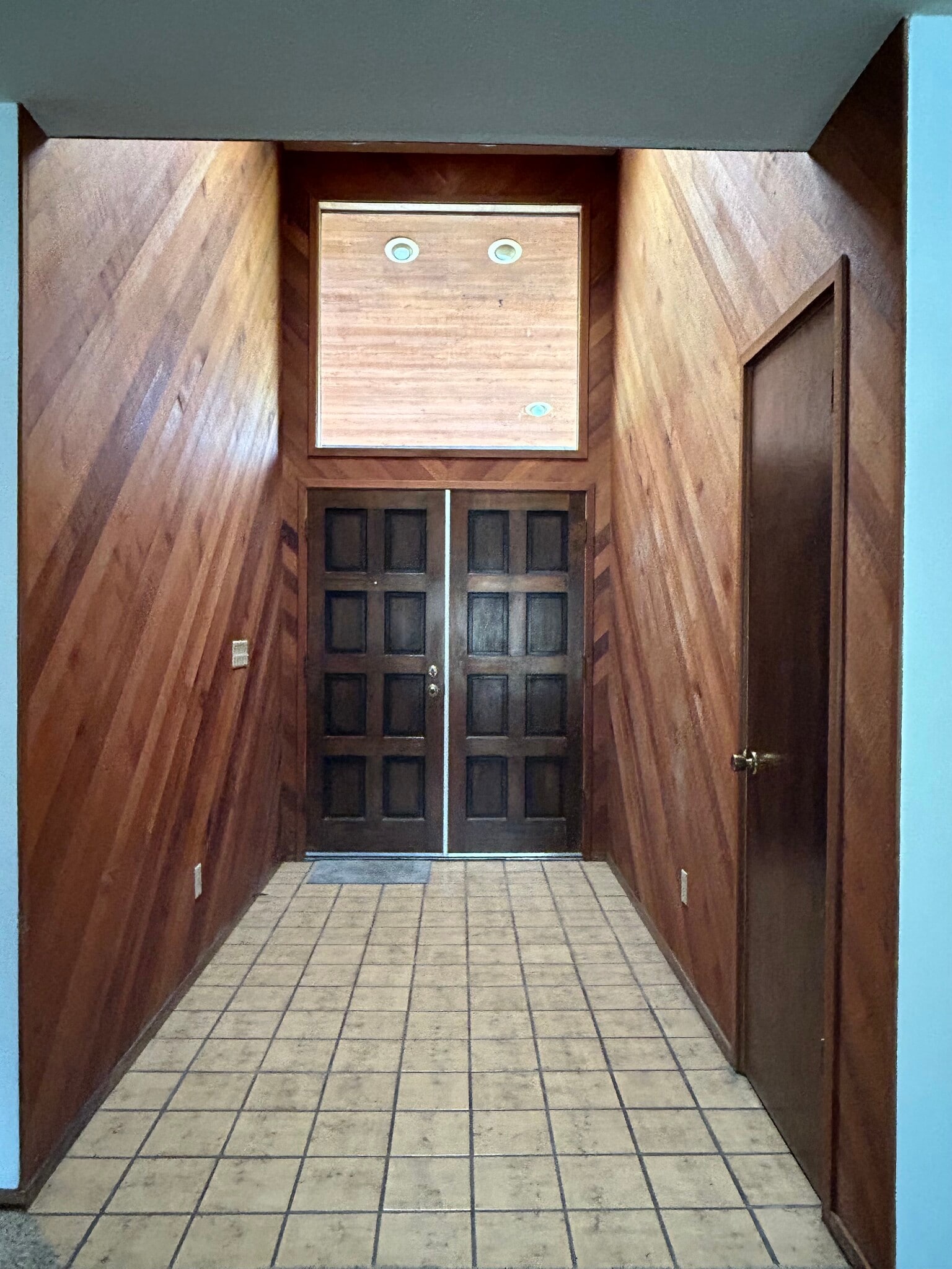 Tiled entryway - 16280 Cattle Dr