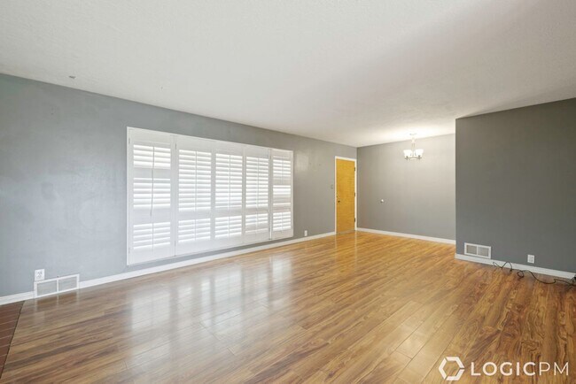 Building Photo - 1305 Henderson Dr