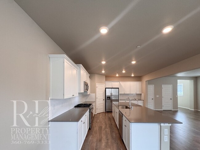 Building Photo - Warm & Inviting 4-Bedroom Home with Vaulted Ceilings, Loft, Fireplace & Fenced Backyard