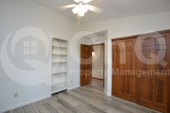 Building Photo - 526 E Houston Ave