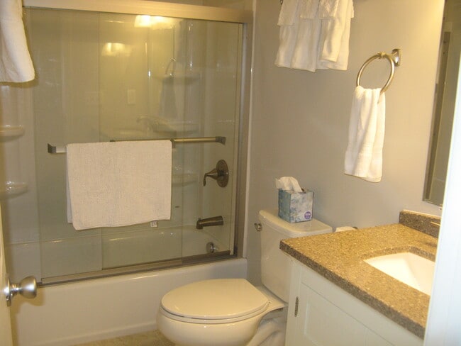 hall bath - 5721 Northumberland St