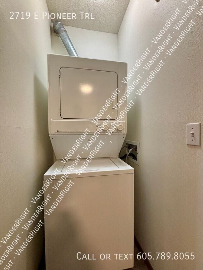 Building Photo - 2719 E Pioneer Trail