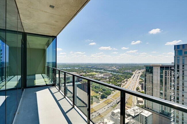 Building Photo - 610 Davis St