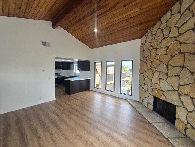 Building Photo - Remodeled 3 Bedroom 2 Bath 2 Story House, ...