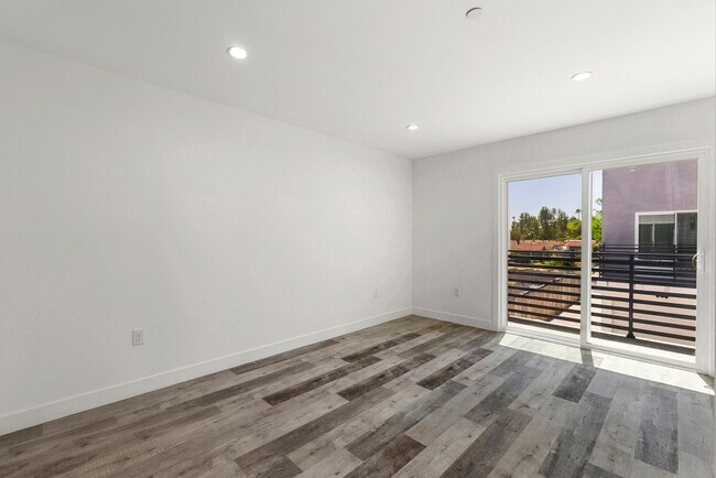 Building Photo - 10853 Hartsook St