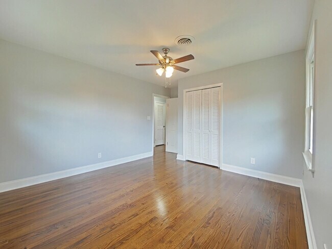 Building Photo - 117 Deerwood Dr