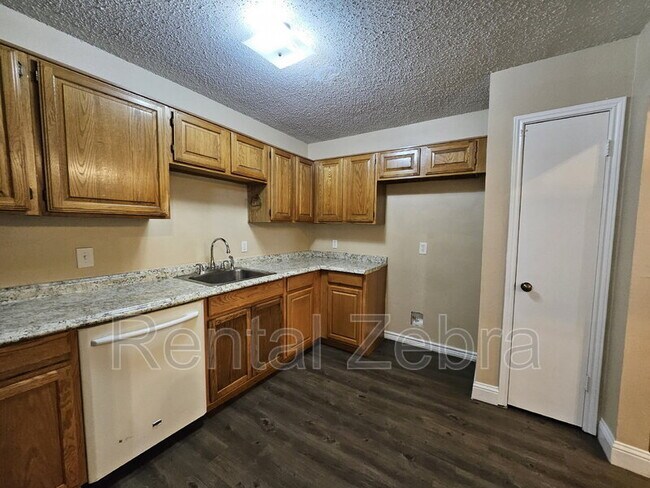 Building Photo - 1405 Paintbrush St
