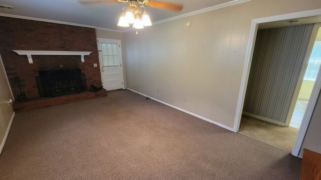 Building Photo - AVAILABLE NOW, $500 OFF FIRST FULL MONTH O...