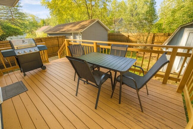 Building Photo - 1902 Greenwood Ave