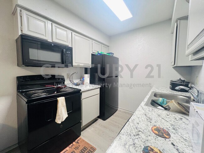 Building Photo - Spacious 2/1.5 Apartment in Denton Ready for Immediate Occupancy!
