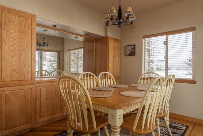 Building Photo - Powder Valley Townhome with Garage