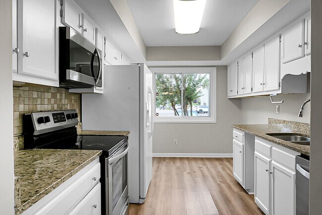 Building Photo - Spacious, Newly Renovated Villa Overlookin...
