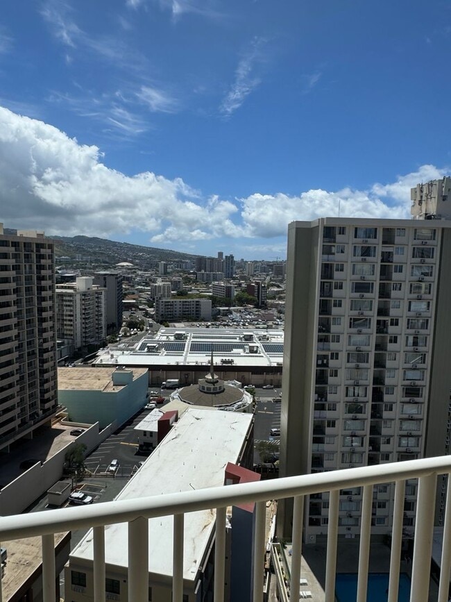 Building Photo - 750 Amana St