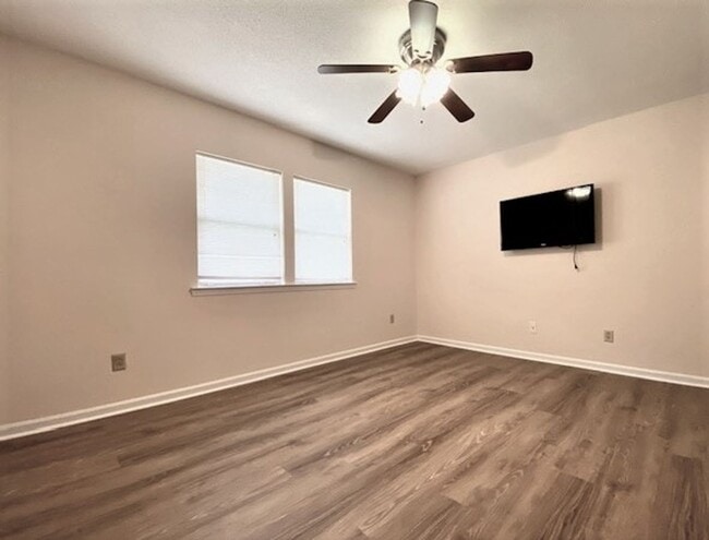 Building Photo - 1/2 Mo Off Special - Bed, 1 Bath townhome minutes to South Park