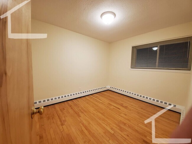 Building Photo - Renovated 2-Bed in Prime Coolidge Corner L...