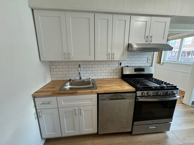 Kitchen 5 - 205 W Colonial St