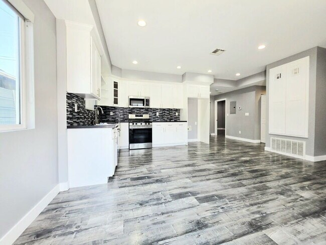 Building Photo - 631 W 83rd St