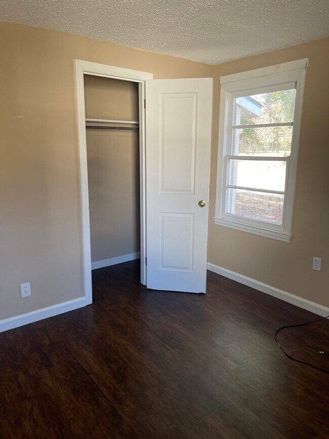 Building Photo - 401 Boss St