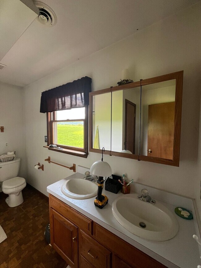 Building Photo - Spacious 4BR/3.5BA Single Family Home on 2...