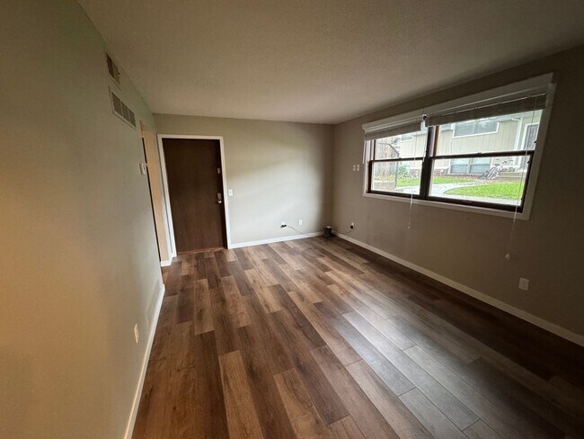 Interior Photo - 1004 Main St