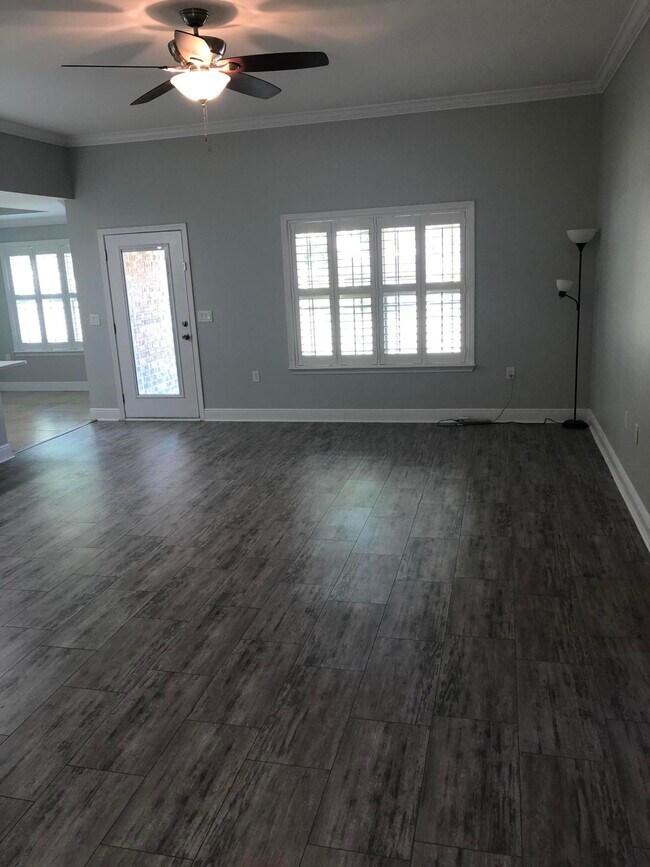 Building Photo - 561 Brian Cir