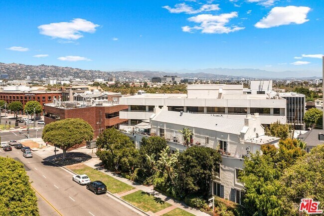 Building Photo - 420 S Beverwil Dr