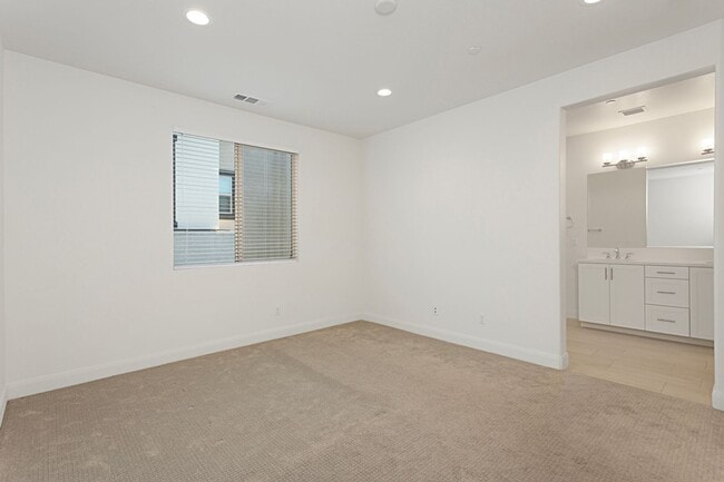 Building Photo - 2116 Solara Ln