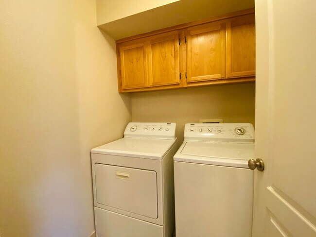 Building Photo - Lovely Galt Townhouse